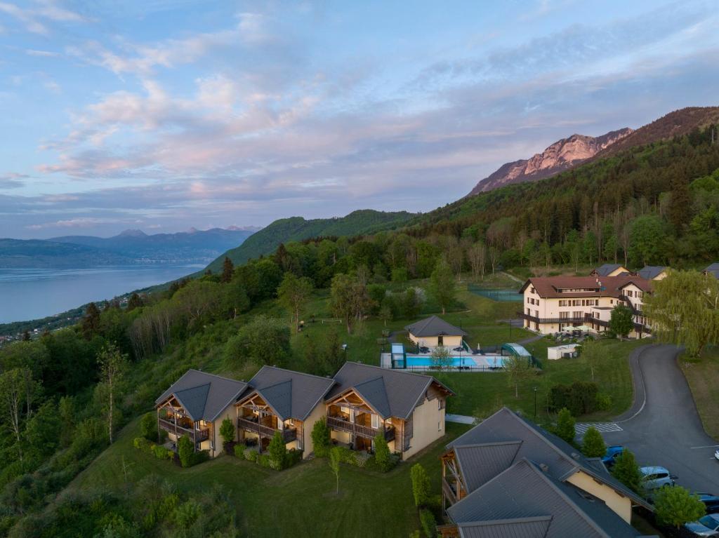 una vista aérea de una casa en las montañas en Garden &amp; City Evian - Lugrin, en Lugrin