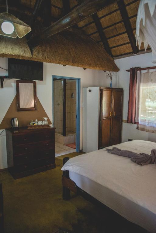 Postel nebo postele na pokoji v ubytování Thokozani Lodge