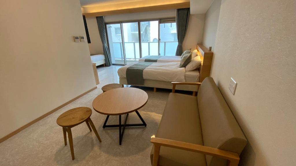 Tabinoteitaku Okinawa Naha 2nd客房内的一张或多张床位