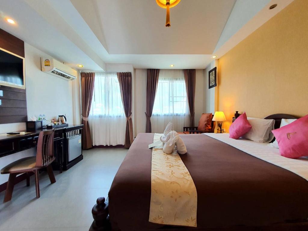 Postel nebo postele na pokoji v ubytování Goldenbell Hotel Chiangmai