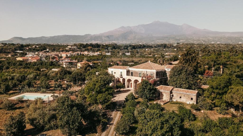 una vista aérea de una gran casa en una ciudad en Puleera Boutique Hotel en San Leonardello