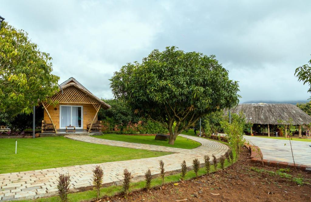 a house with a garden and a walkway at AATHAVAN MATICHI ECO RESORT in Panhāla