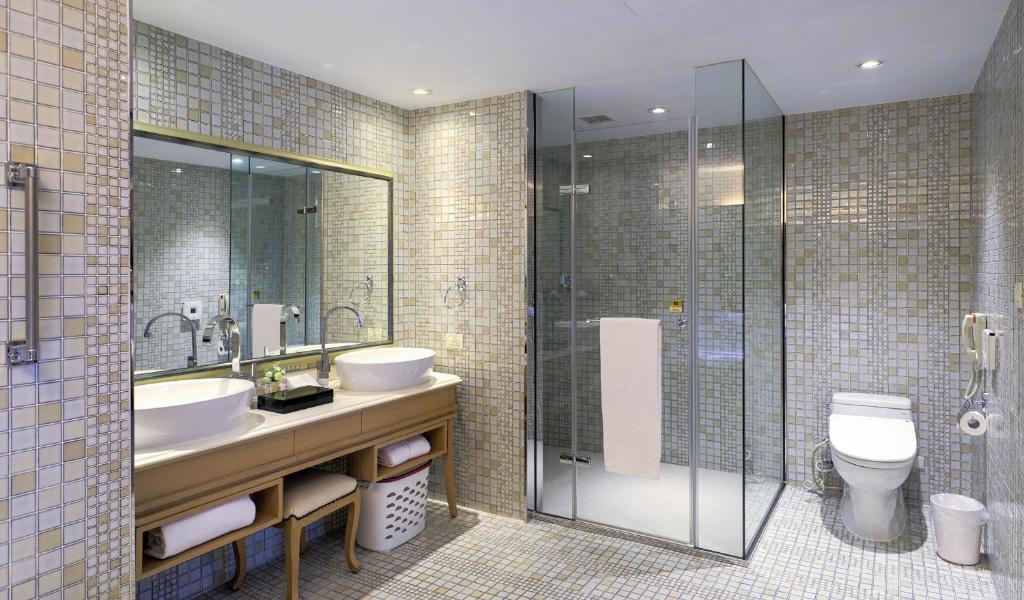 a bathroom with two sinks and a shower and a toilet at Chateau de Chine Xinzhuang in Xinzhuang