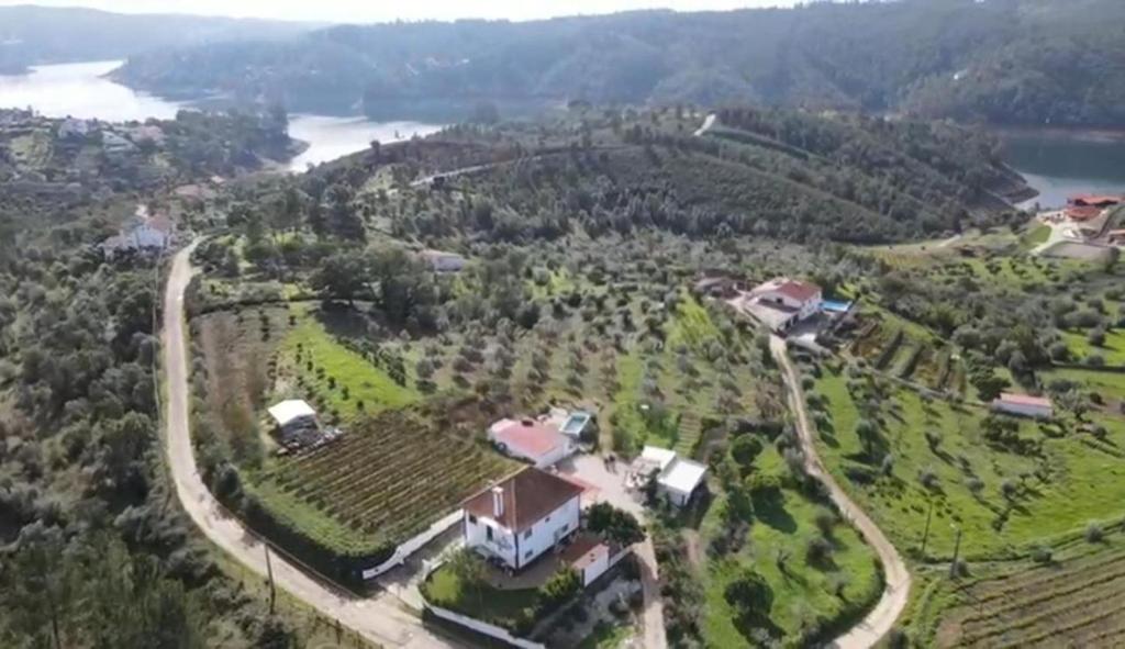een luchtzicht op een huis op een heuvel met een rivier bij Casa da Lameira in Serra