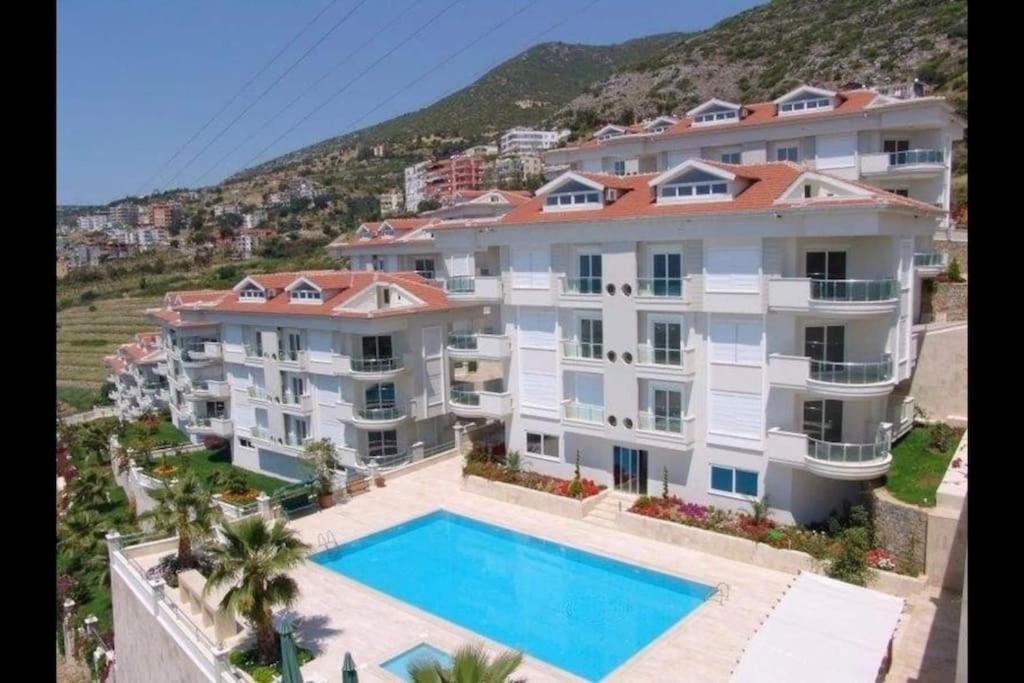 una vista aérea de un gran edificio de apartamentos con piscina en Zen House with sea views, near Kleopatra beach en Alanya
