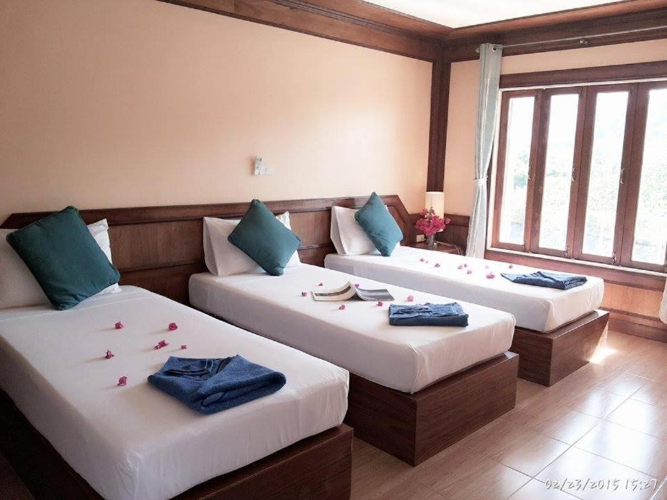 um quarto com duas camas com flores em PP Natural Hill em Phi Phi Don