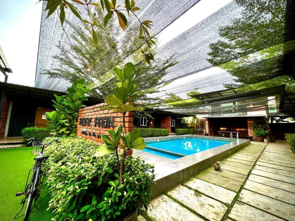 a swimming pool in the middle of a building at Petak Padin Cottage by The Pool in Kepala Batas