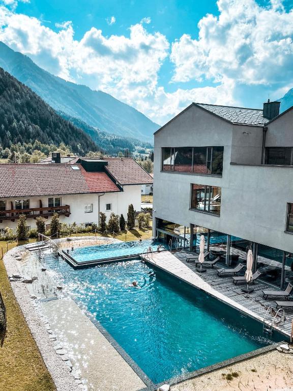 Bazén v ubytování All-Suite Resort Ötztal inklusive Summer Card nebo v jeho okolí