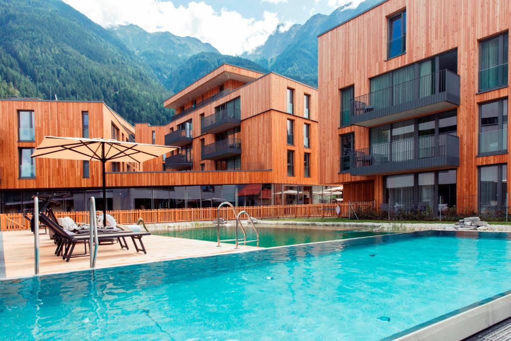 Bazén v ubytování All-Suite Resort Ötztal inklusive Summer Card nebo v jeho okolí