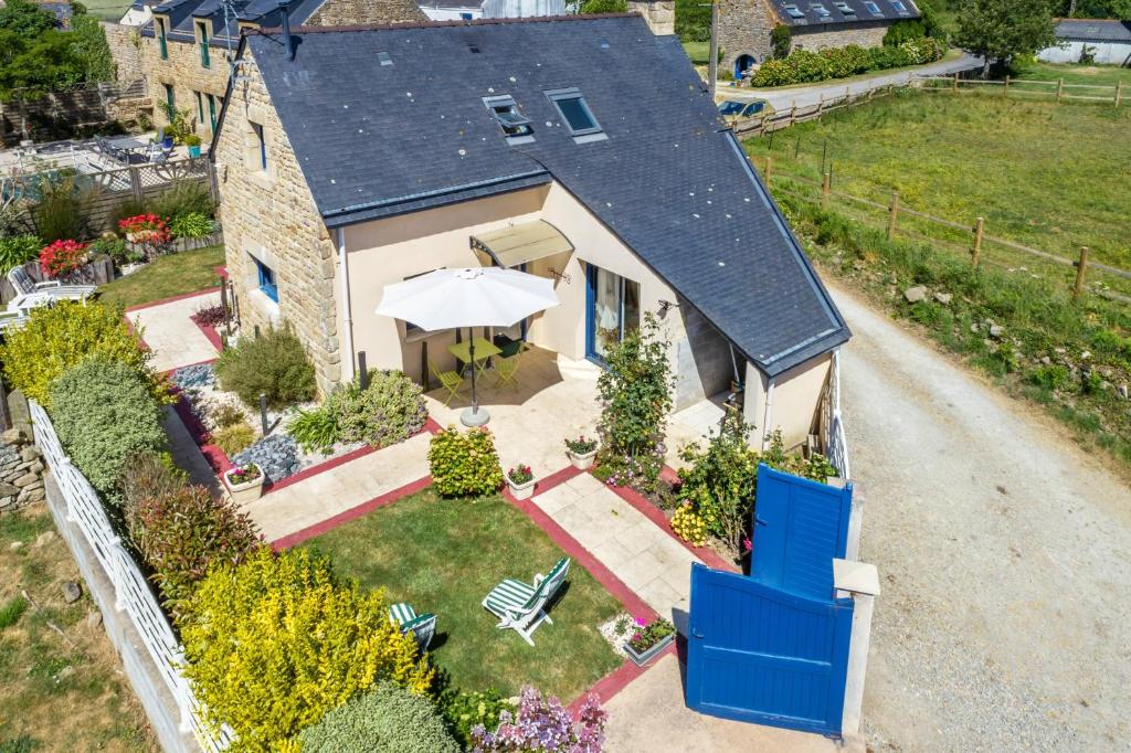 an aerial view of a house with a backyard at Gîte Le Magourin in Belz