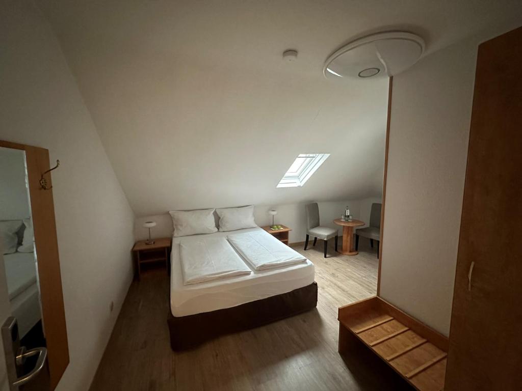 Postel nebo postele na pokoji v ubytování Hotel Goldenes Lamm