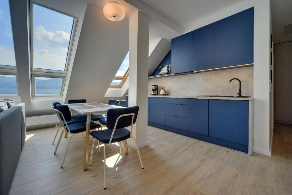 Kuchyňa alebo kuchynka v ubytovaní Apart Invest Szklarska 800 A13