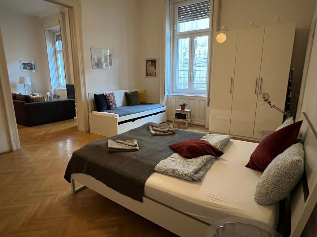 A bed or beds in a room at Bourgeois Elegance in the heart of Budapest