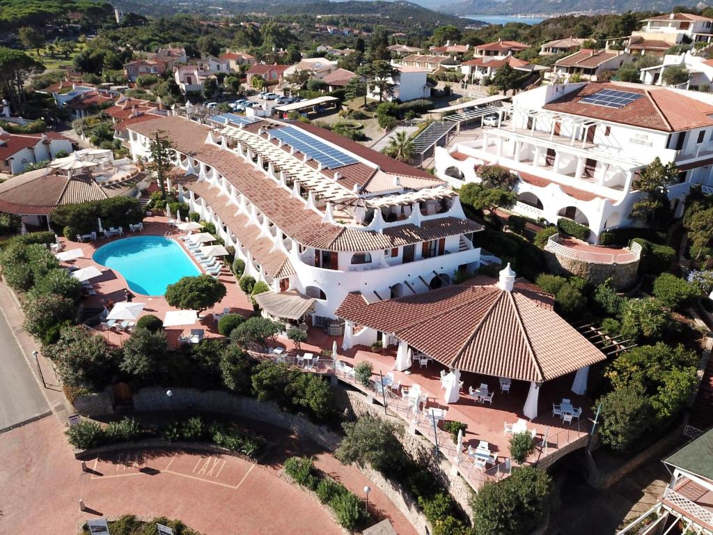 Bazén v ubytování Hotel Punta Est nebo v jeho okolí
