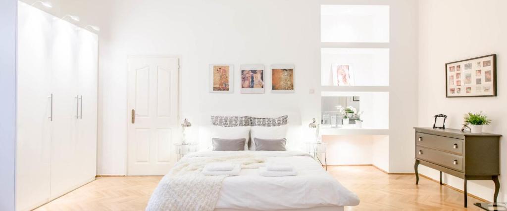 A bed or beds in a room at Bourgeois Elegance in the heart of Budapest