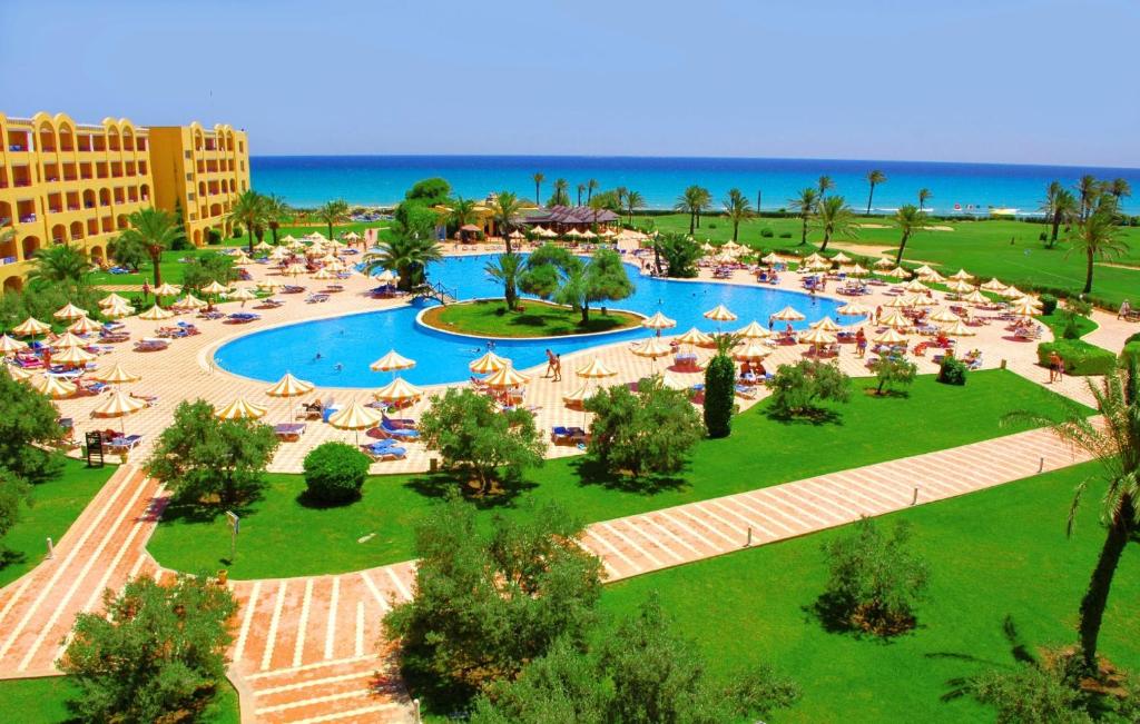 - une vue aérienne sur un complexe avec une piscine dans l'établissement Hotel Nour Palace Resort & Thalasso Mahdia, à Mahdia