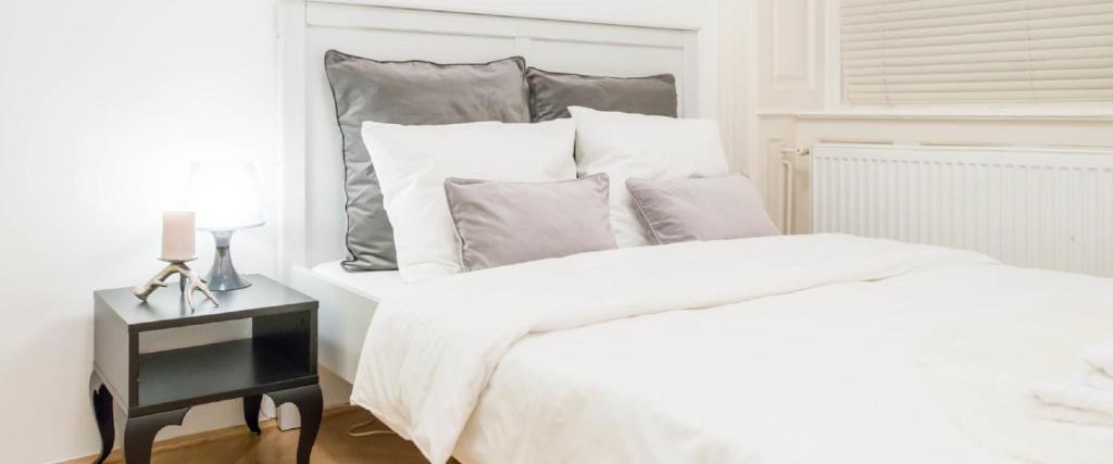 A bed or beds in a room at Bourgeois Elegance in the heart of Budapest