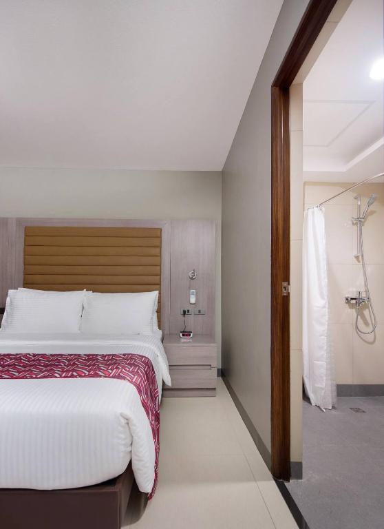 Postel nebo postele na pokoji v ubytování Solace Hotel