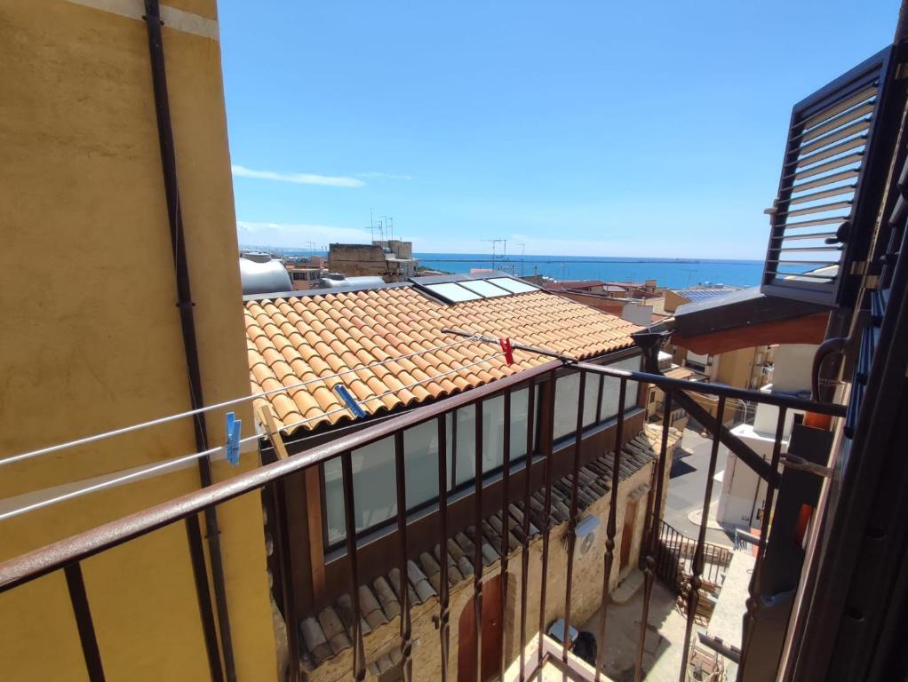 een balkon met uitzicht op een gebouw bij B&B Mediterraneo in Gela