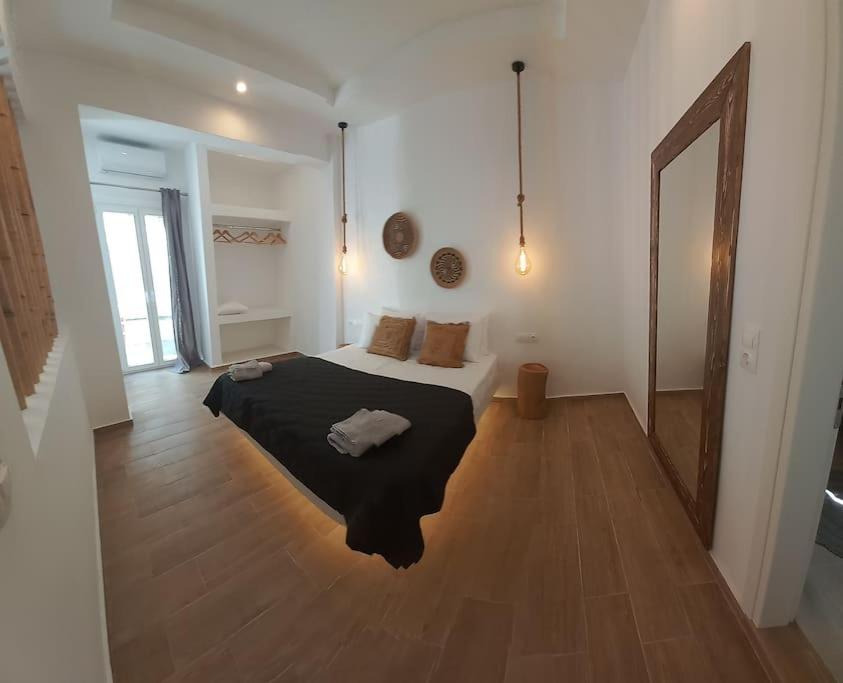 1 dormitorio con 1 cama en el centro de la habitación en Deja vu Ευχάριστο σπίτι στο κέντρο του νησιού ΊΟΥ en Ios Chora
