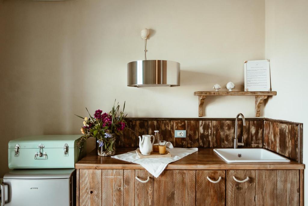 a kitchen with a sink and a refrigerator and a counter at B&B Il Mare In Una Stanza in Ortona