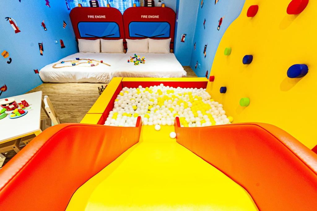 Postel nebo postele na pokoji v ubytování 童玩樂親子旅宿Toy Fun Hotel