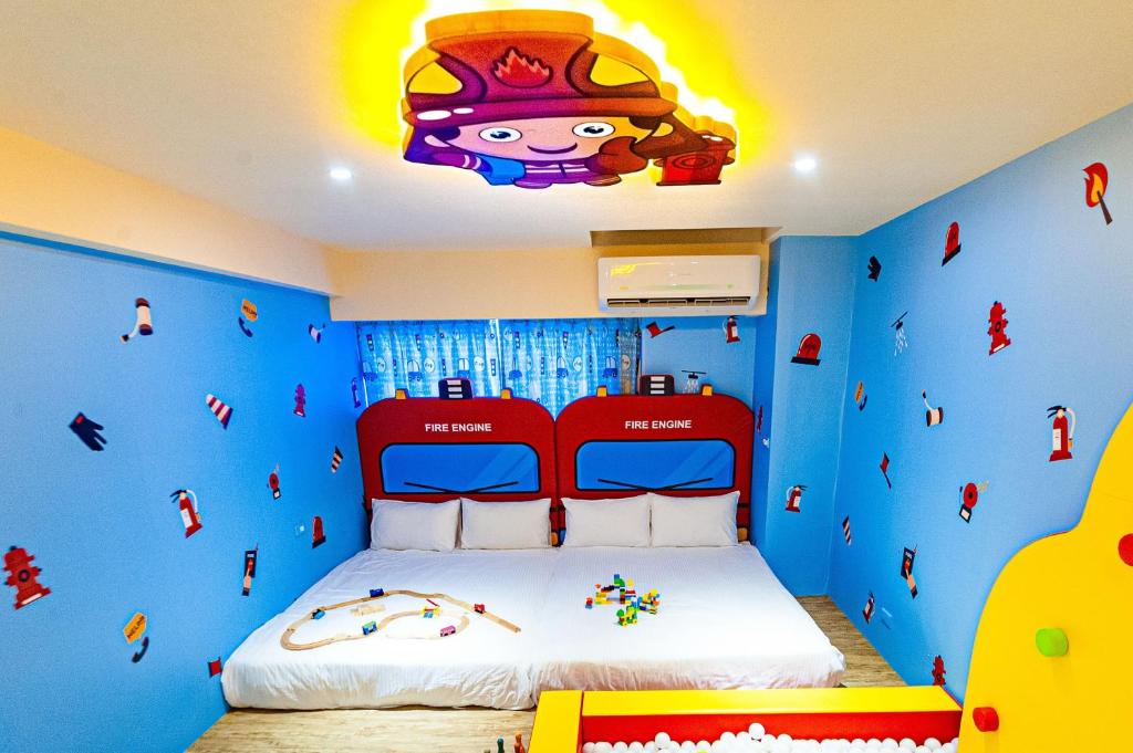 Postel nebo postele na pokoji v ubytování 童玩樂親子旅宿Toy Fun Hotel
