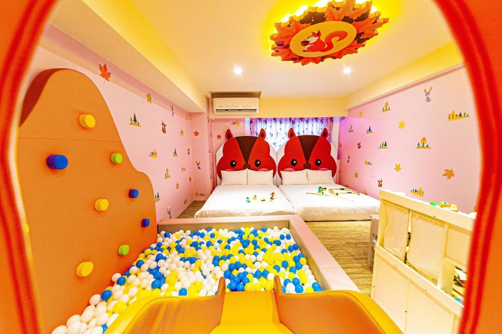 Postel nebo postele na pokoji v ubytování 童玩樂親子旅宿Toy Fun Hotel