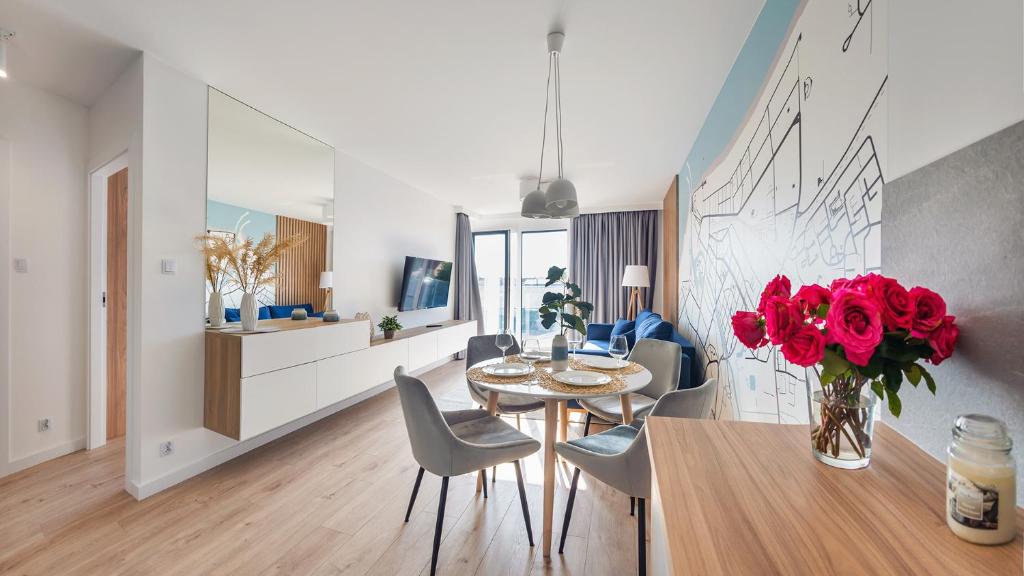 Televízia a/alebo spoločenská miestnosť v ubytovaní Apartament Lux City 17 F Perłowa Przystań- Holiday City