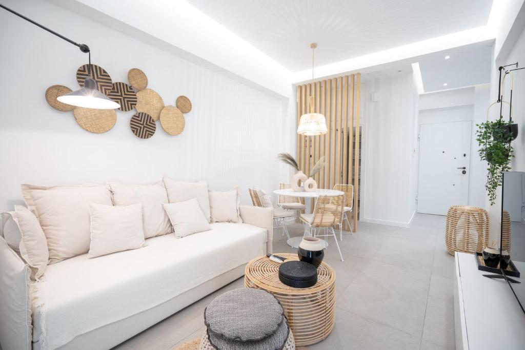 uma sala de estar com um sofá branco e uma mesa em Piraeus 1 bedroom 4 persons apartment em Pireu