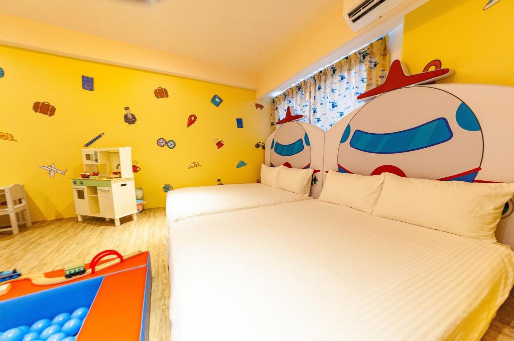 Postel nebo postele na pokoji v ubytování 童玩樂親子旅宿Toy Fun Hotel