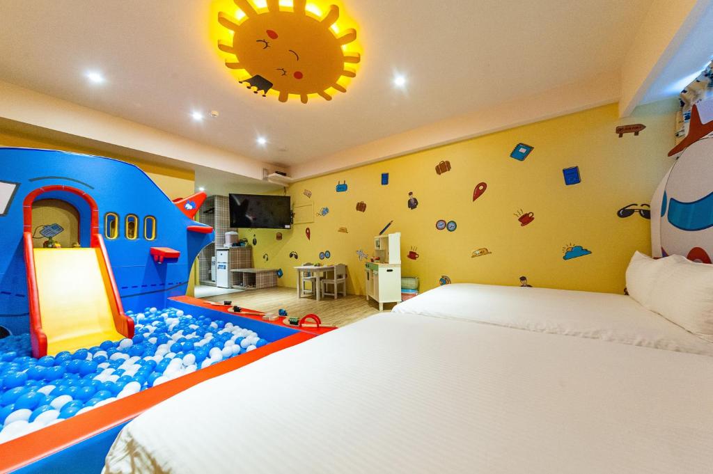 Postel nebo postele na pokoji v ubytování 童玩樂親子旅宿Toy Fun Hotel
