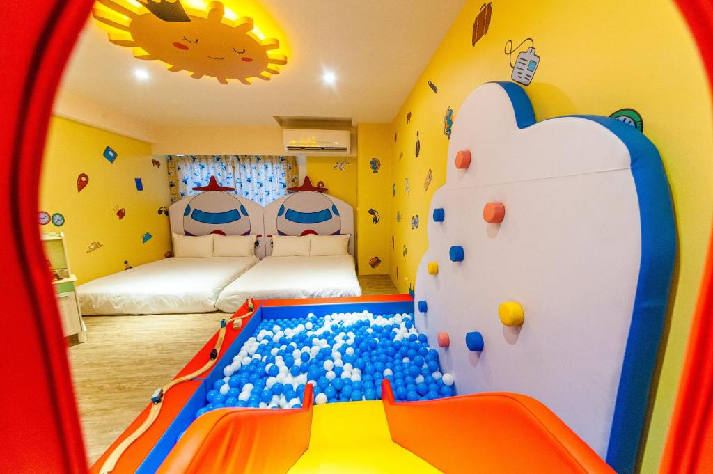 Postel nebo postele na pokoji v ubytování 童玩樂親子旅宿Toy Fun Hotel