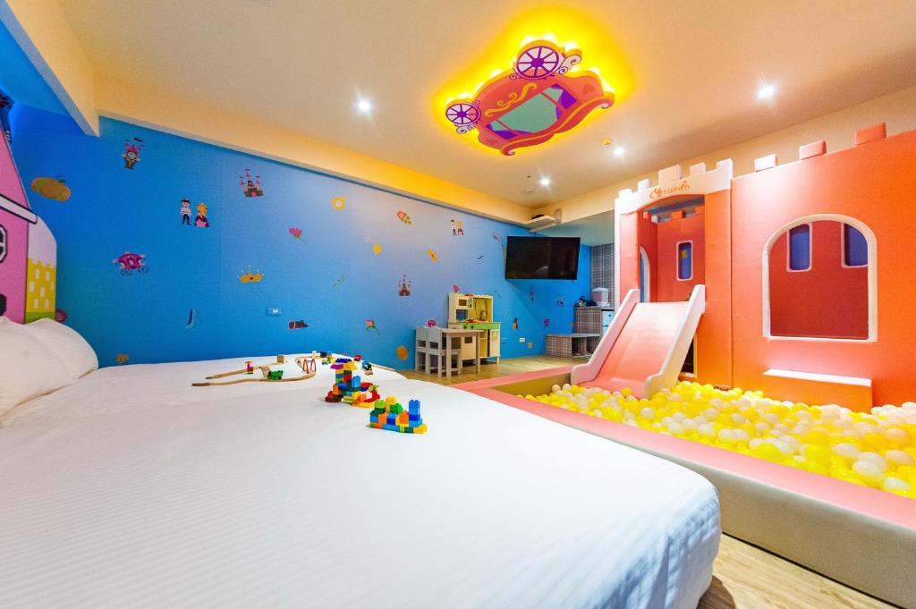 Postel nebo postele na pokoji v ubytování 童玩樂親子旅宿Toy Fun Hotel