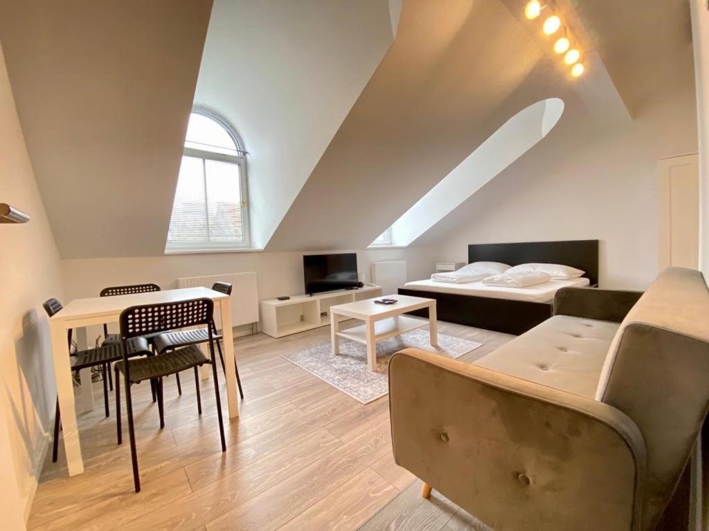 salon z łóżkiem i kanapą w obiekcie Central Apartment in Vienna near metro (800m) - T21 w Wiedniu