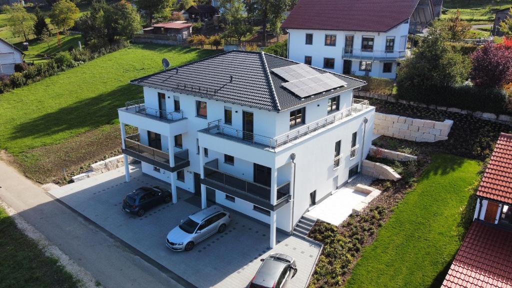 une vue aérienne sur une maison blanche avec un toit dans l'établissement Ferienwohnungen am Jura, à Weißenburg in Bayern