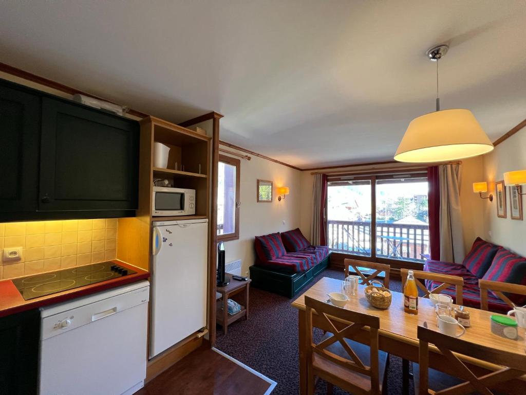 Il dispose d'une cuisine et d'un salon avec une table et un réfrigérateur. dans l'établissement L'Alpaga, à La Salle Les Alpes