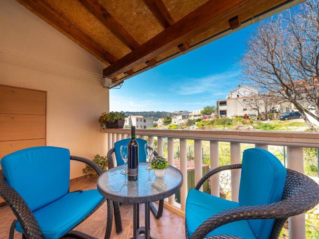 eine Terrasse mit einem Tisch und Stühlen auf dem Balkon in der Unterkunft Prlender Apartment in Čibača