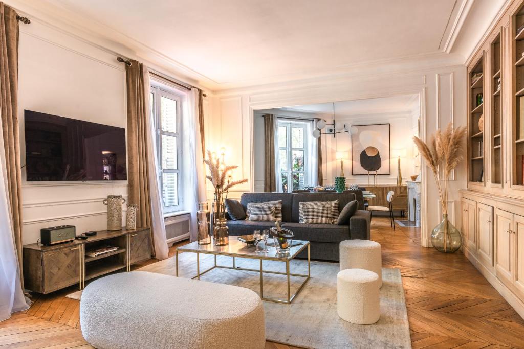 uma sala de estar com um sofá e uma mesa em Outstanding Apartment - 8 Guests between Tour Eiffel and Invalides em Paris