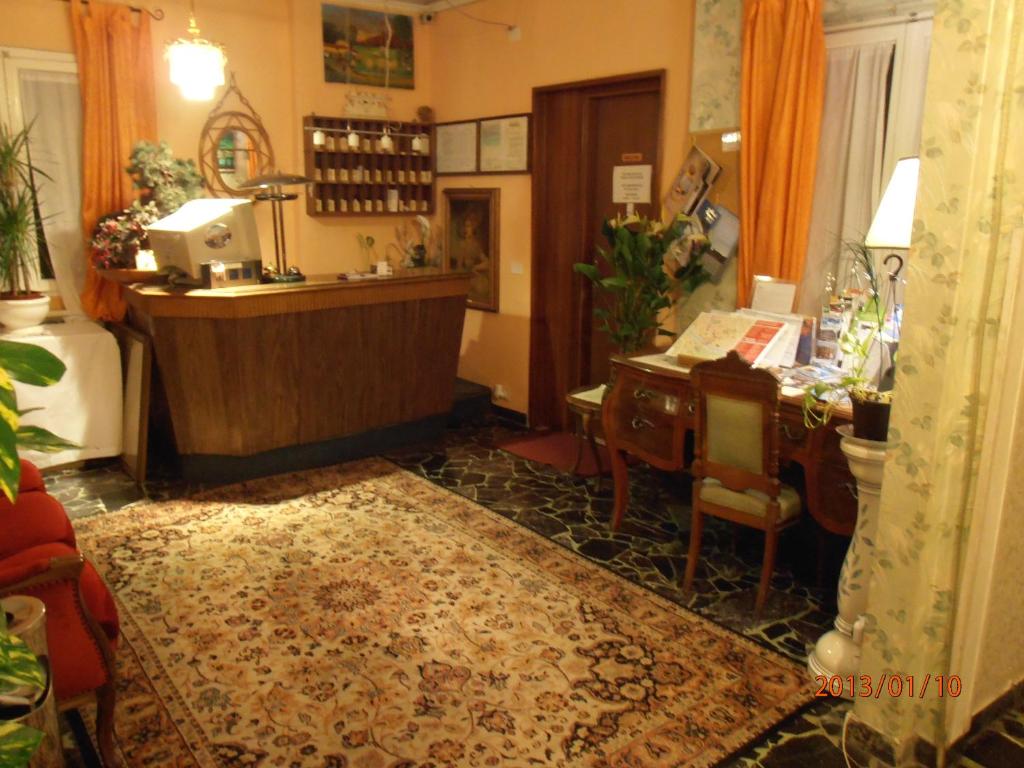een kamer met een kassa en een bureau met een balie bij Souvenir Maya in Florence