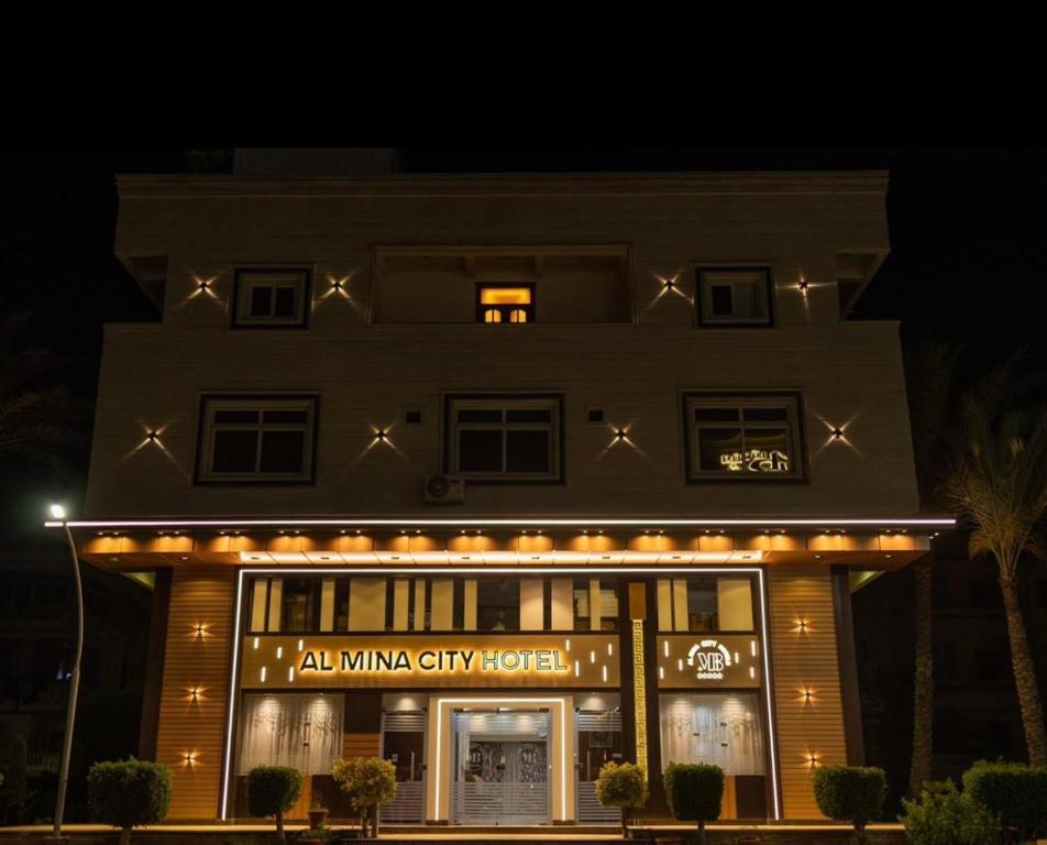 budynek z oświetleniem przed nim w nocy w obiekcie El Mina City w mieście ‘Izbat al Burj