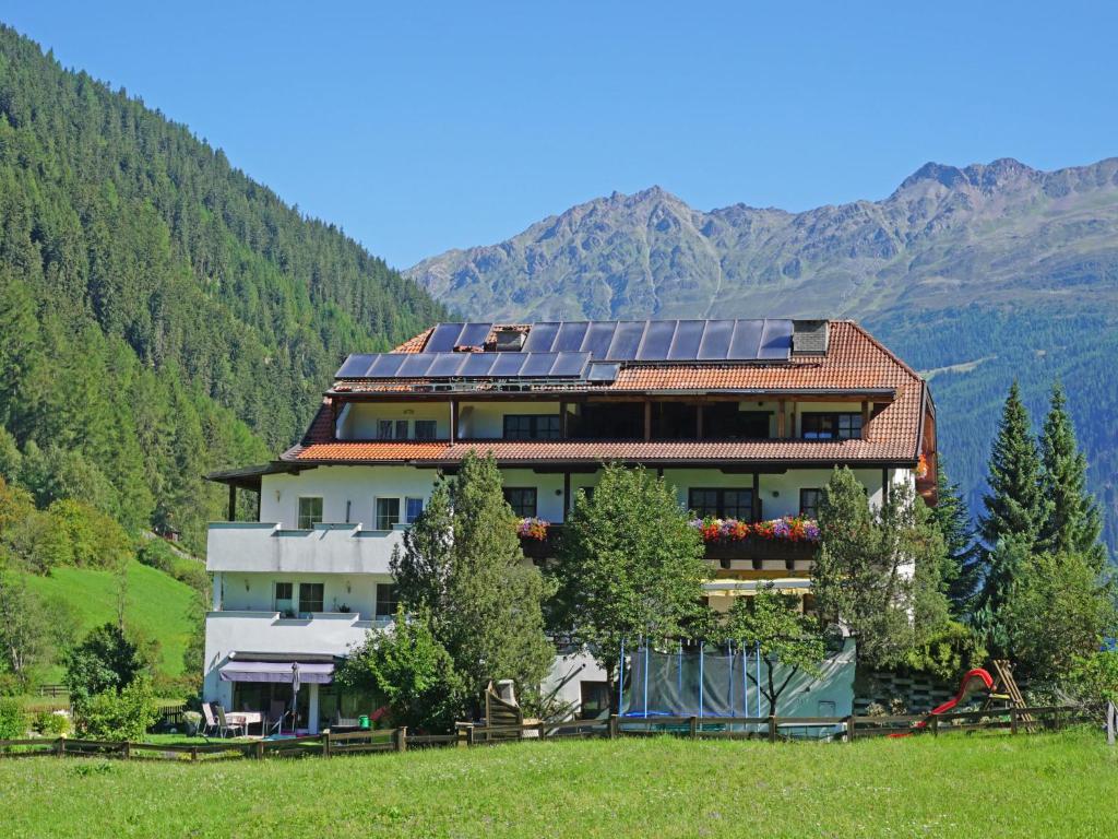 una casa con paneles solares encima en Apartment Sonnenhof-2 by Interhome, en Kaunertal