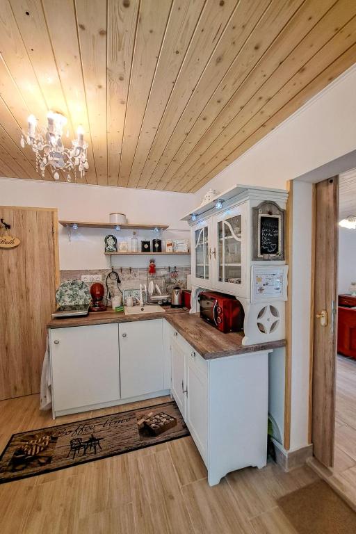 Kuchyňa alebo kuchynka v ubytovaní Holiday Home Balatoni Farmhaz by Interhome