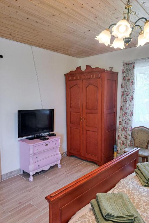 Televízia a/alebo spoločenská miestnosť v ubytovaní Holiday Home Balatoni Farmhaz by Interhome