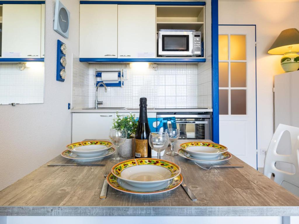 Kuchyňa alebo kuchynka v ubytovaní Apartment Cap Sud-8 by Interhome