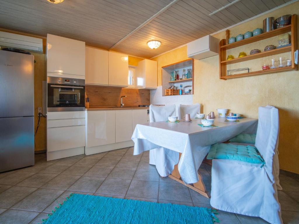 Kuchyňa alebo kuchynka v ubytovaní Apartment Starigrad-1 by Interhome