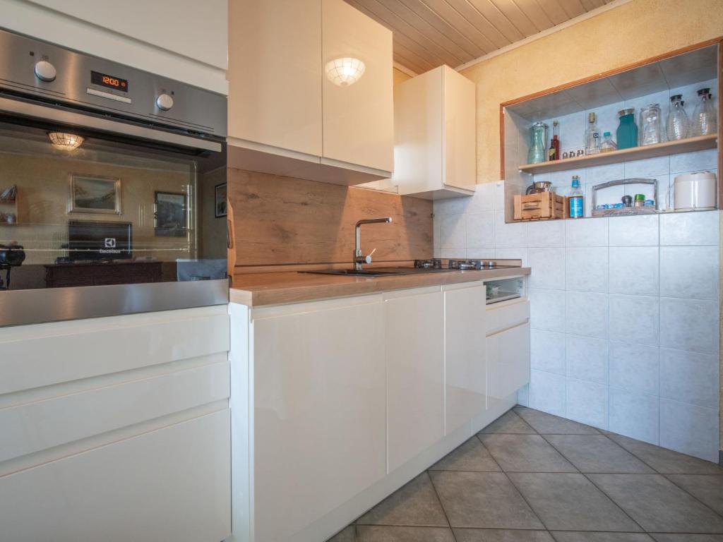 Kuchyňa alebo kuchynka v ubytovaní Apartment Starigrad-1 by Interhome