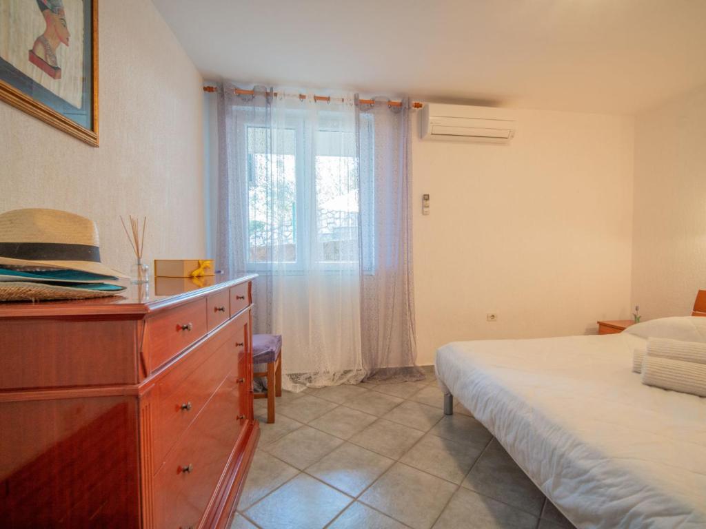 Posteľ alebo postele v izbe v ubytovaní Apartment Starigrad-1 by Interhome
