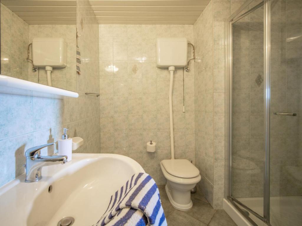 Kúpeľňa v ubytovaní Apartment Starigrad-1 by Interhome