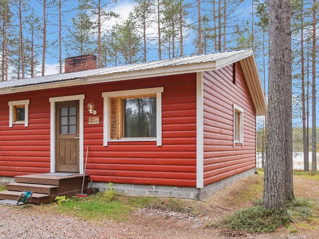 ein rotes winziges Haus mit roter Seitenwand in der Unterkunft Holiday Home Mäkitupa 2 by Interhome in Kuusamo